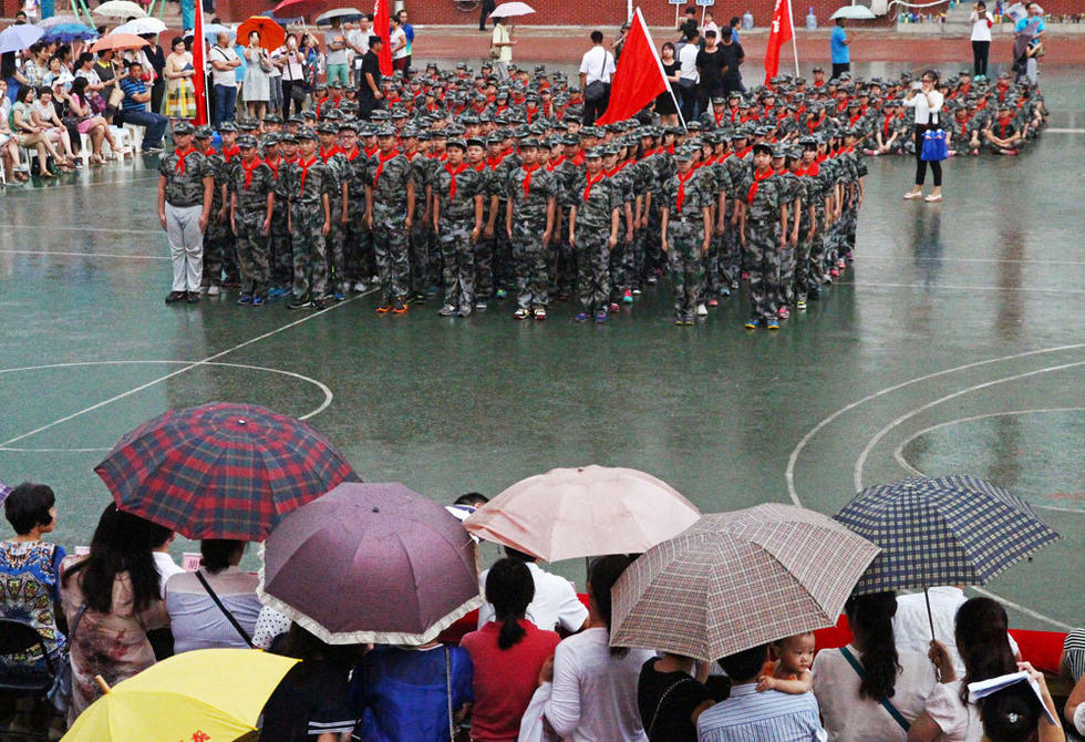 鄭州市，鄭州市第八中學(xué)會操表演當(dāng)天突降大雨，但是同學(xué)們在雨中堅持完成了會操表演。