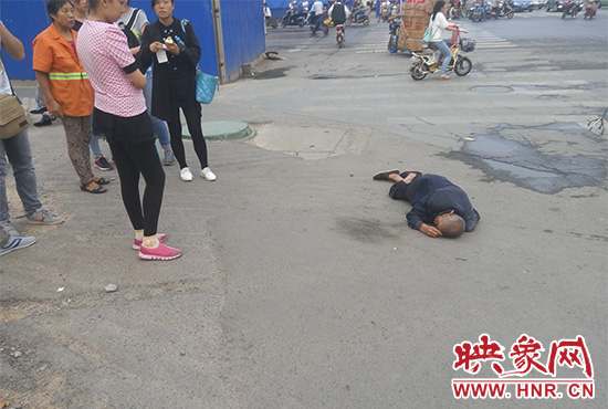 老人倒地后無人敢扶，過路市民拍照作證。