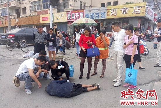 據(jù)附近環(huán)衛(wèi)工人介紹，老人是自己過路口時不小心摔倒的。