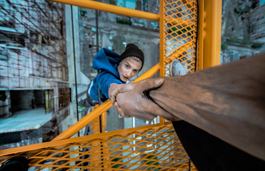 恐高癥慎入！俄羅斯小伙高空跑酷炫特技驚險(xiǎn)萬分