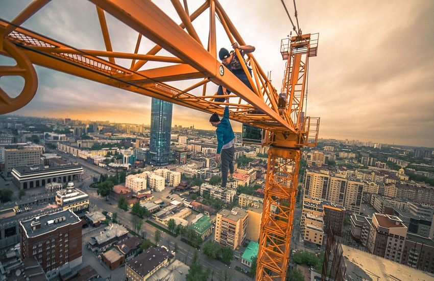 恐高癥慎入！俄羅斯小伙高空跑酷炫特技驚險(xiǎn)萬分