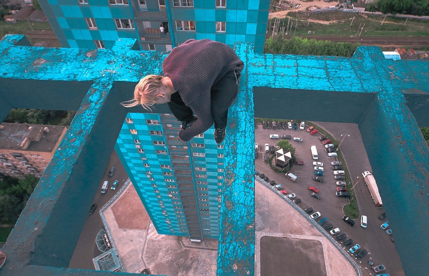 恐高癥慎入！俄羅斯小伙高空跑酷炫特技驚險(xiǎn)萬分