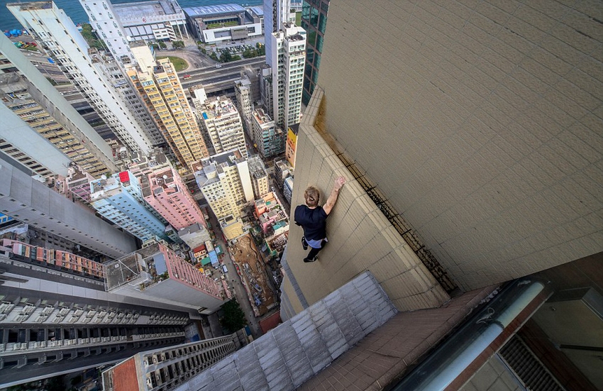 恐高癥慎入！俄羅斯小伙高空跑酷炫特技驚險(xiǎn)萬分