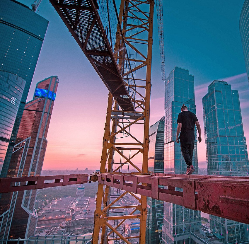 恐高癥慎入！俄羅斯小伙高空跑酷炫特技驚險(xiǎn)萬分