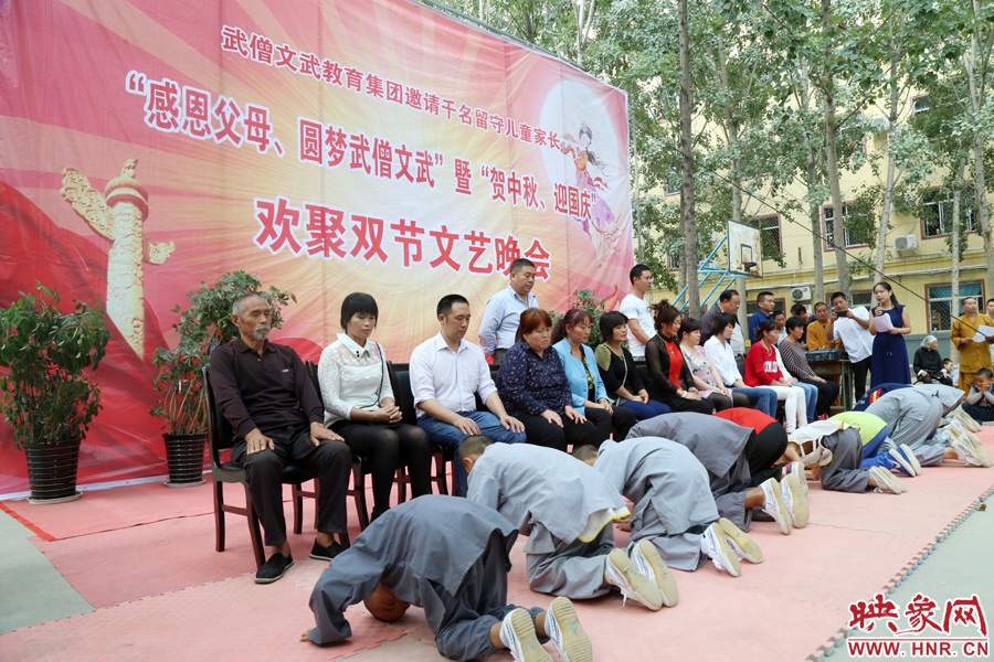 數百名少林武僧與家人團聚 跪謝父母現場痛哭 數百名少林武僧與家人團聚 跪謝父母現場痛哭