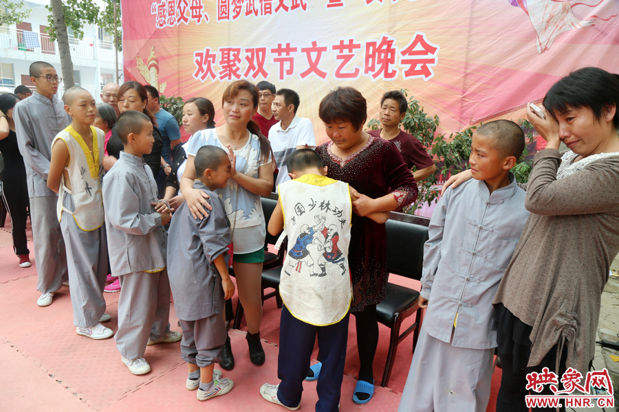 數百名少林武僧與家人團聚 跪謝父母現場痛哭 數百名少林武僧與家人團聚 跪謝父母現場痛哭