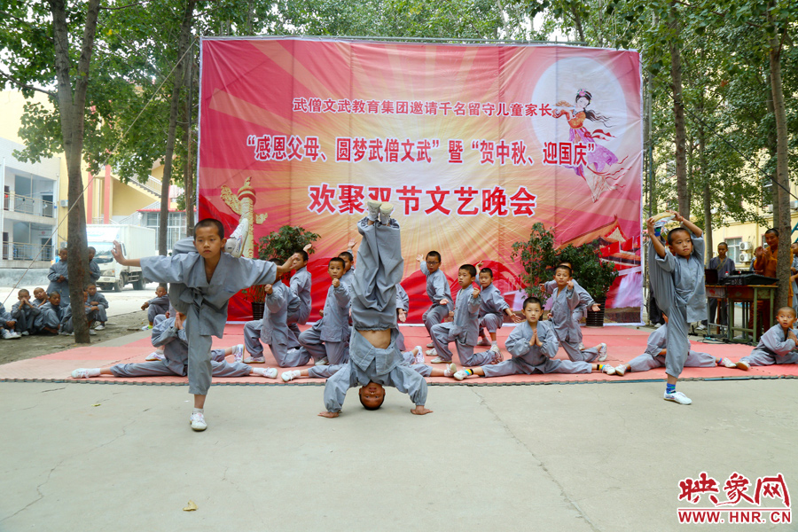 數百名少林武僧與家人團聚 跪謝父母現場痛哭 數百名少林武僧與家人團聚 跪謝父母現場痛哭