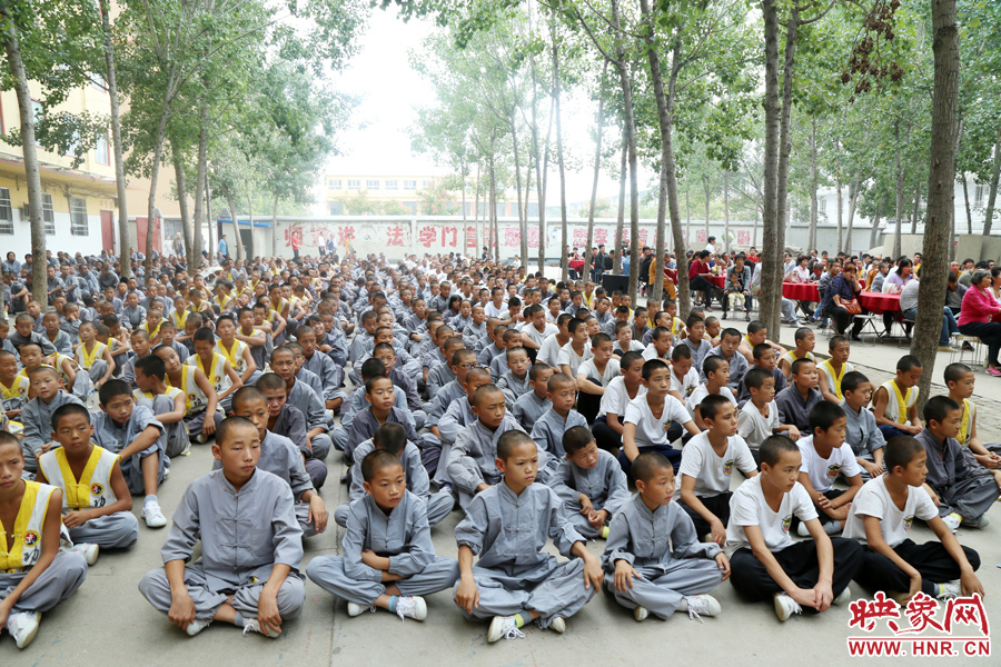 數百名少林武僧與家人團聚 跪謝父母現場痛哭 數百名少林武僧與家人團聚 跪謝父母現場痛哭