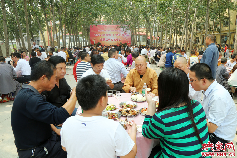 數百名少林武僧與家人團聚 跪謝父母現場痛哭 數百名少林武僧與家人團聚 跪謝父母現場痛哭