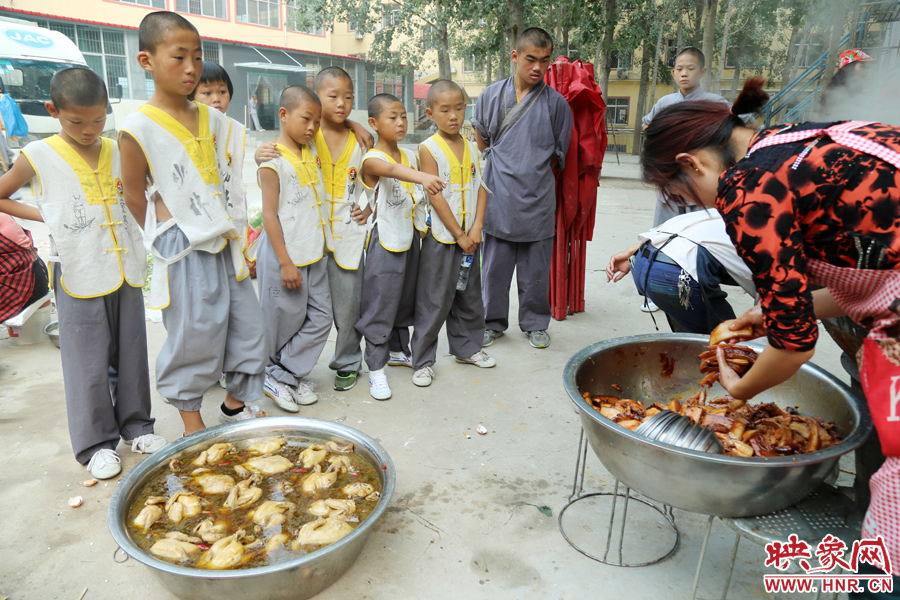 數百名少林武僧與家人團聚 跪謝父母現場痛哭 數百名少林武僧與家人團聚 跪謝父母現場痛哭