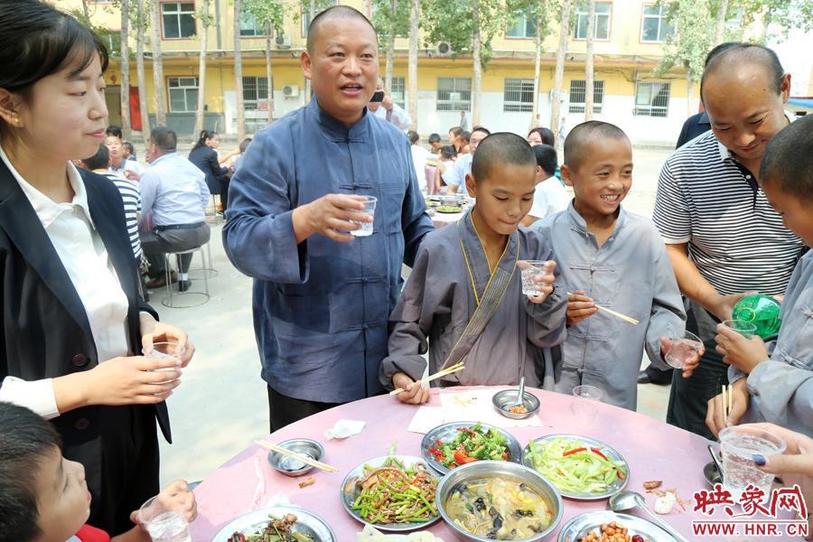 數百名少林武僧與家人團聚 跪謝父母現場痛哭 數百名少林武僧與家人團聚 跪謝父母現場痛哭