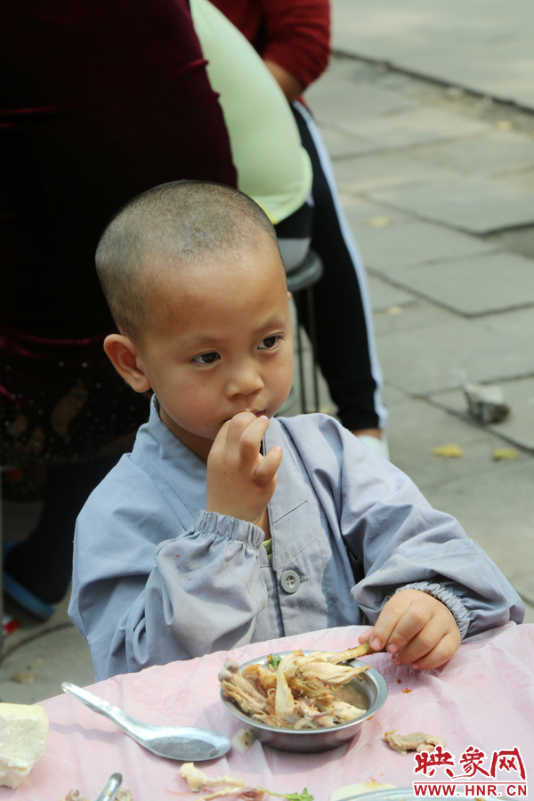 數百名少林武僧與家人團聚 跪謝父母現場痛哭 數百名少林武僧與家人團聚 跪謝父母現場痛哭