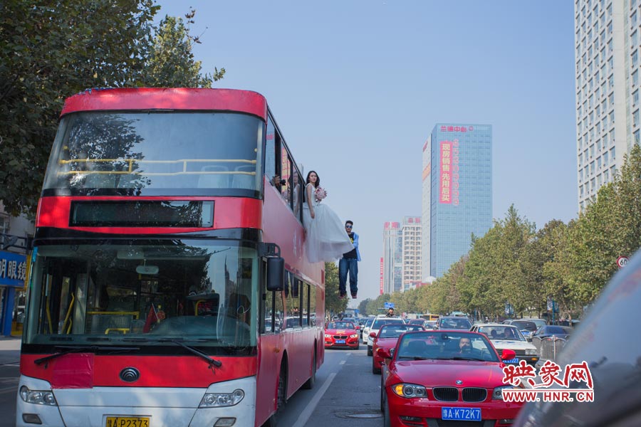 鄭州街頭現(xiàn)懸浮“婚禮” 呼吁摒棄物質(zhì)追求純真愛情 鄭州街頭現(xiàn)懸浮“婚禮” 呼吁摒棄物質(zhì)追求純真愛情