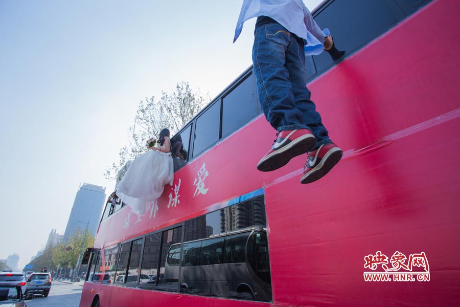 鄭州街頭現(xiàn)懸浮“婚禮” 呼吁摒棄物質(zhì)追求純真愛情 鄭州街頭現(xiàn)懸浮“婚禮” 呼吁摒棄物質(zhì)追求純真愛情