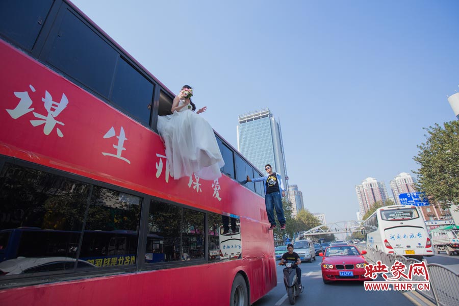 鄭州街頭現(xiàn)懸浮“婚禮” 呼吁摒棄物質(zhì)追求純真愛情 鄭州街頭現(xiàn)懸浮“婚禮” 呼吁摒棄物質(zhì)追求純真愛情