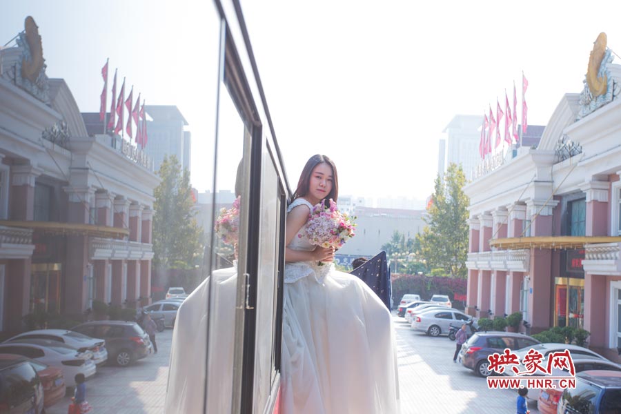 鄭州街頭現(xiàn)懸浮“婚禮” 呼吁摒棄物質(zhì)追求純真愛情 鄭州街頭現(xiàn)懸浮“婚禮” 呼吁摒棄物質(zhì)追求純真愛情