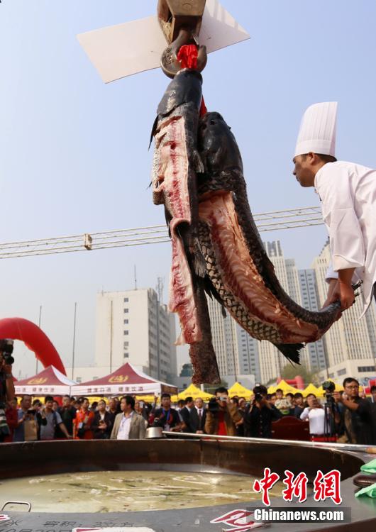 廚師對魚肉進行處理。 圖片來源：CFP視覺中國