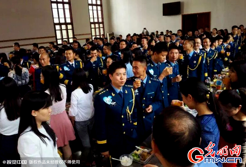 湖北武漢，“嫁人就嫁解放軍”，每年一屆的武漢軍旅姻緣會17日在駐漢空軍某指揮所文化活動中心舉行