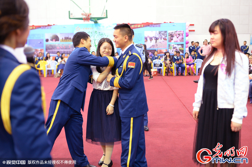 湖北武漢，“嫁人就嫁解放軍”，每年一屆的武漢軍旅姻緣會17日在駐漢空軍某指揮所文化活動中心舉行