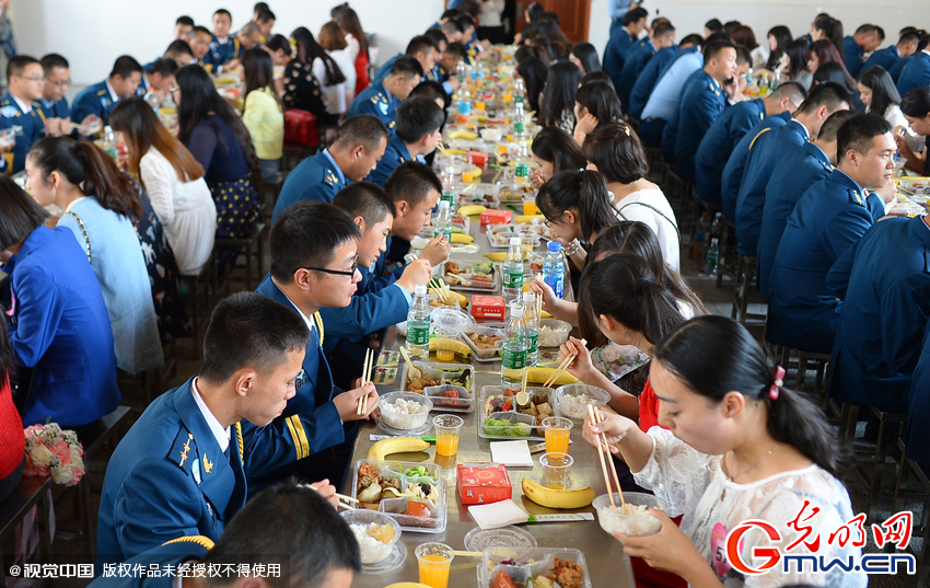 湖北武漢，“嫁人就嫁解放軍”，每年一屆的武漢軍旅姻緣會17日在駐漢空軍某指揮所文化活動中心舉行