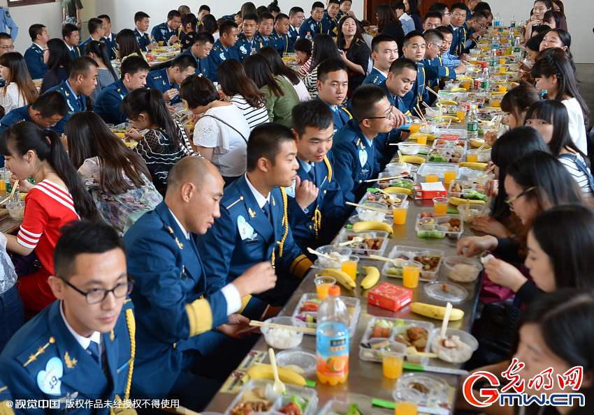 湖北武漢，“嫁人就嫁解放軍”，每年一屆的武漢軍旅姻緣會17日在駐漢空軍某指揮所文化活動中心舉行
