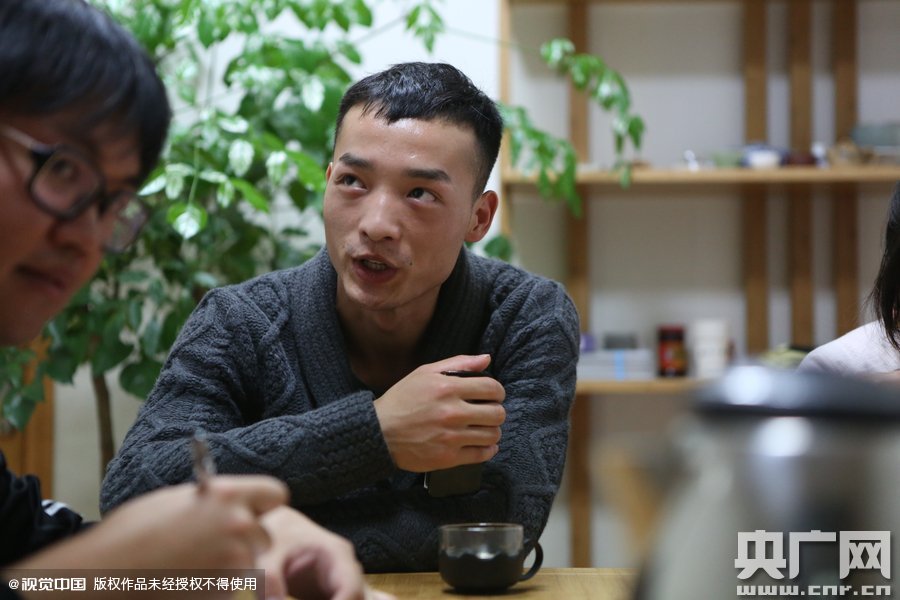 網(wǎng)絡(luò)紅人葉良辰現(xiàn)身浙江臺州，接受記者的專訪。