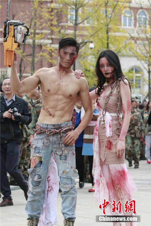男神教師扮“鬼”學(xué)生稱其為“史上顏值最高男鬼”。何浠 攝