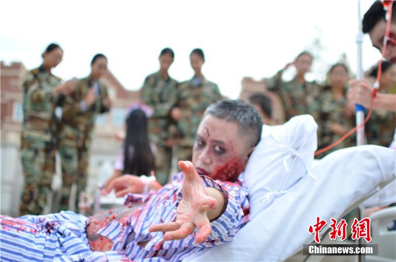 該校院長(zhǎng)也參與其中，與學(xué)生共同嗨翻校園。 何浠 攝