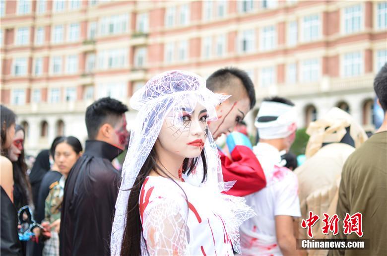 校園“萬(wàn)圣節(jié)”恐怖化妝派對(duì)讓“群鬼”聚集。 何浠 攝