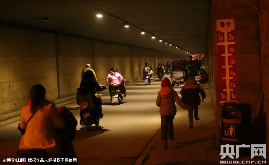 寫完作業(yè)，小一航與鄰居的小伙伴在大橋下玩耍。