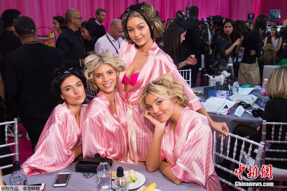 圖為模特Jacquelyn Jablonski（左起），Devon Windsor，Gigi Hadid和Rachel Hilbert在后臺(tái)合影。