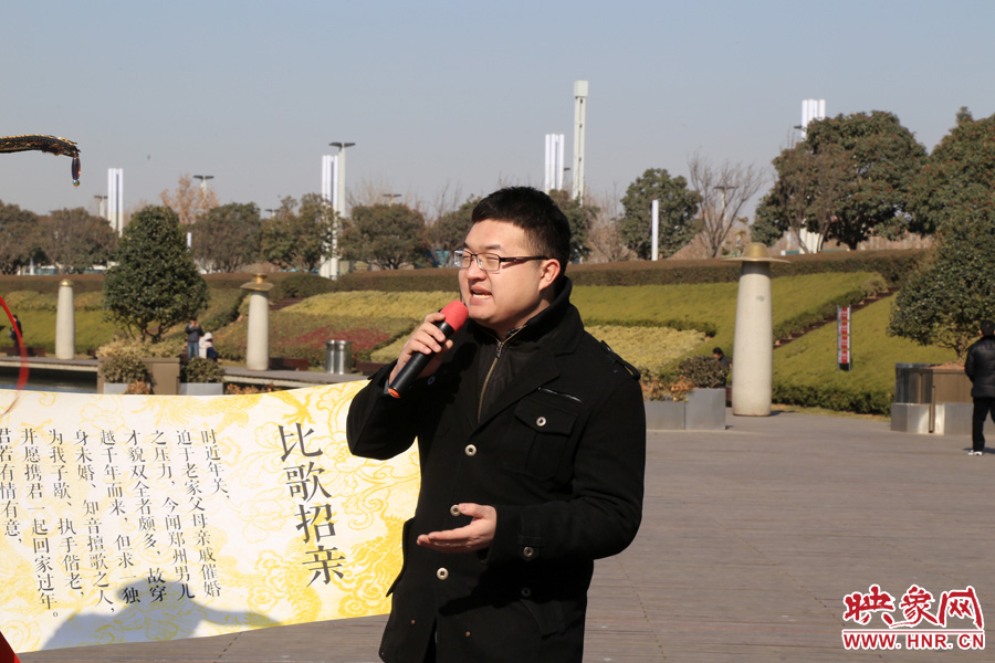 多位在鄭東新區(qū)CBD如意湖附近寫(xiě)字樓上班的單身男性，聞?dòng)嵡皝?lái)唱歌應(yīng)征。