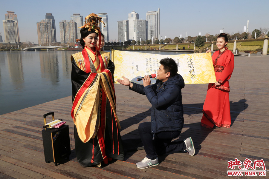 在招親現(xiàn)場(chǎng)，有金融男，也有屌絲男，但小賈當(dāng)場(chǎng)并沒(méi)有答應(yīng)任何人，只是表示先接觸接觸再說(shuō)。