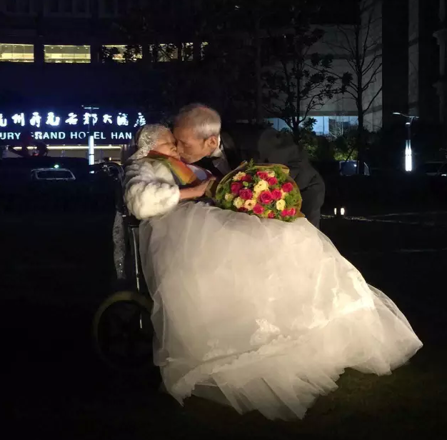 情人節(jié)最溫暖告白！84歲老人包下整樓示愛老伴