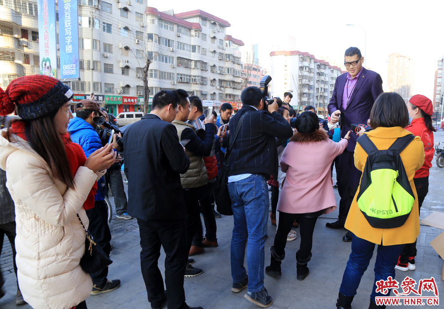 “亞洲第一巨人”張歡身高2.38米，在人群中非常出眾。