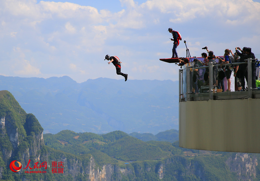 28日，2016世界低空跳傘大賽在重慶云陽龍缸景區(qū)正式開賽。圖為選手角逐中。劉政寧 攝