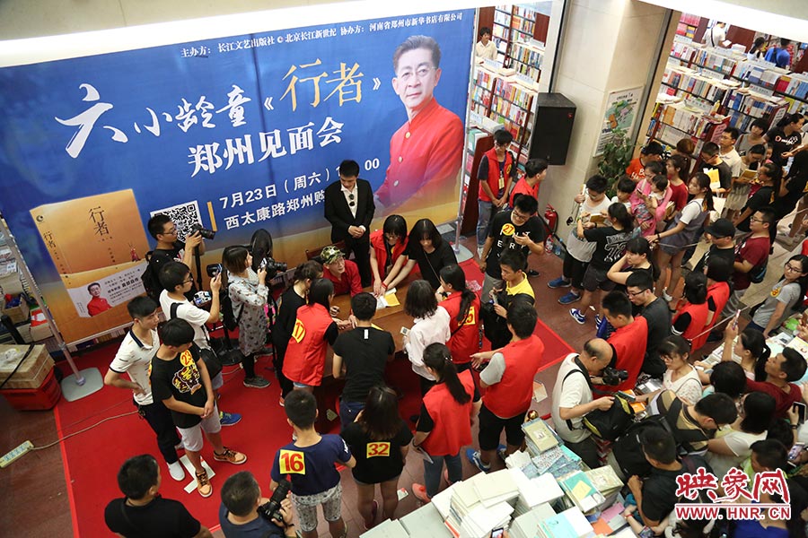 不到三個(gè)小時(shí)的簽售時(shí)間，六小齡童累計(jì)簽售自傳2900余冊(cè)，創(chuàng)造了鄭州購(gòu)書中心的歷史記錄.jpg