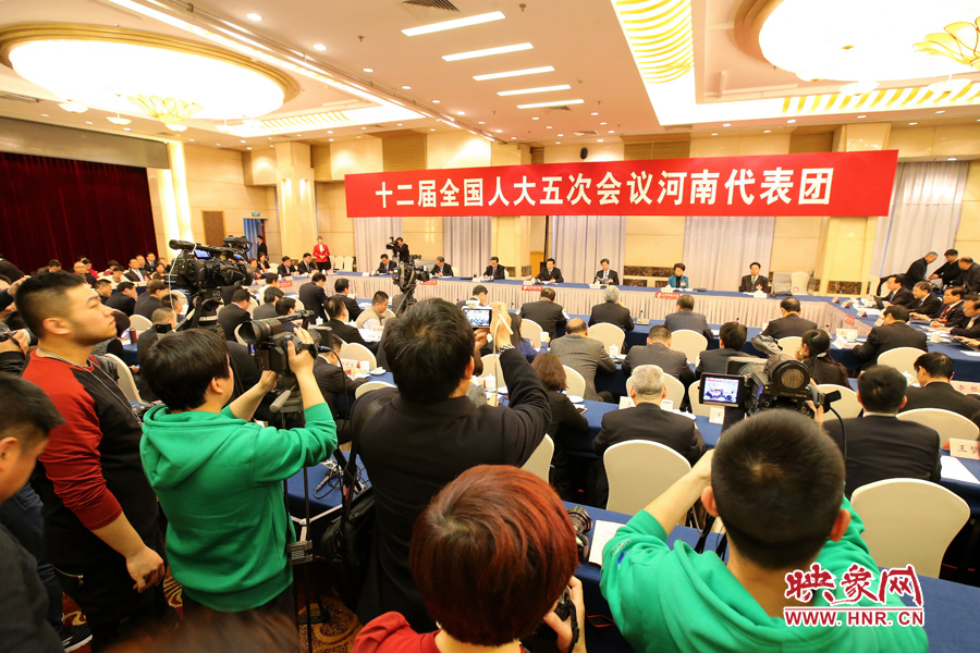 記者擠滿了媒體區(qū)，前來聽取河南“聲音”