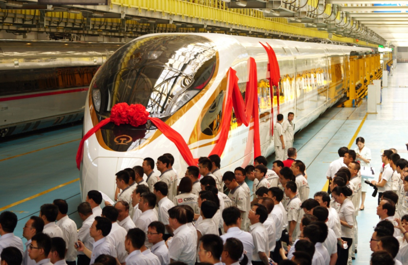 當(dāng)日，由中國鐵路總公司牽頭組織研制、具有完全自主知識(shí)產(chǎn)權(quán)、達(dá)到世界先進(jìn)水平的中國標(biāo)準(zhǔn)動(dòng)車組被命名為“復(fù)興號(hào)”?！皬?fù)興號(hào)”將于6月26日在京滬高鐵兩端的北京南站和上海虹橋站雙向首發(fā)。