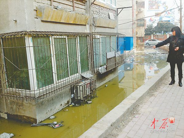 　　居民看著污水溝滿是無奈。