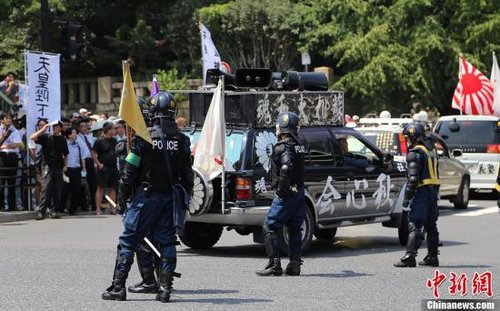 現(xiàn)場10多名日本警察身穿防暴制服，嚴(yán)防右翼份子鬧事。