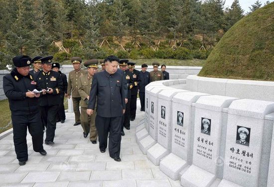 原文配圖：金正恩前往烈士墓拜祭。