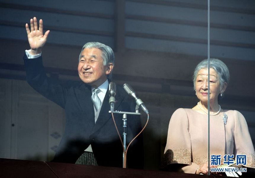 當(dāng)?shù)貢r間12月23日，在位于日本東京的皇宮，日本明仁天皇向民眾致意。