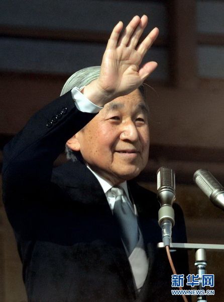 當(dāng)?shù)貢r間12月23日，在位于日本東京的皇宮，日本明仁天皇向民眾致意。
