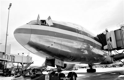 2011年4月5日，美國航空公司為洛杉磯至上海首條直飛航線的開通舉行剪彩儀式。目前，美國航空、美國聯(lián)合航空和達(dá)美航空已經(jīng)向中國提交了飛行計(jì)劃。