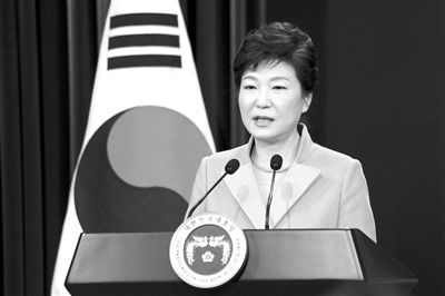 1月6日，韓國總統(tǒng)樸槿惠在首爾總統(tǒng)府青瓦臺(tái)舉行的新年記者會(huì)上發(fā)言。新華社發(fā)