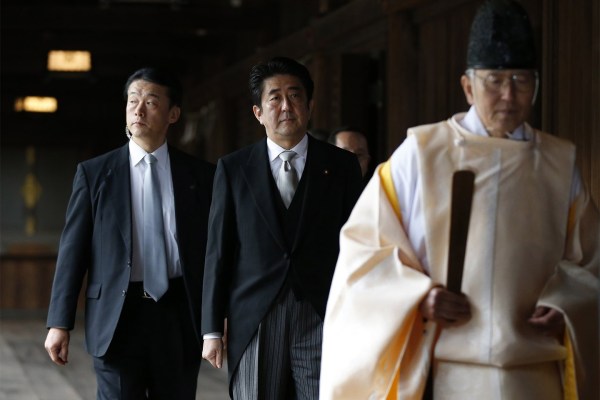 當?shù)貢r間2013年12月26日，日本東京，日本首相安倍晉三抵達靖國神社。