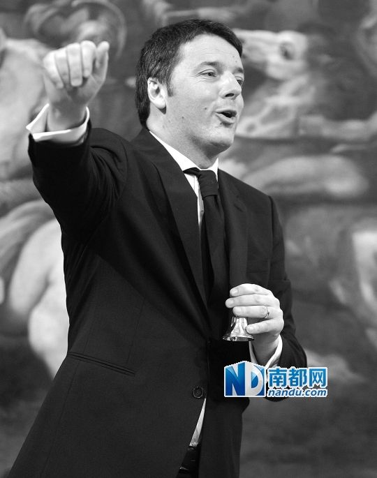 2月22日，在意大利羅馬總理府，新任總理馬泰奧·倫齊搖鈴象征正式行使總理權(quán)力。