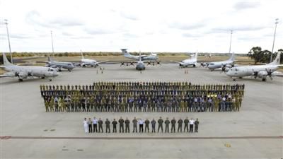 4月29日，澳大利亞珀斯，馬航MH370空中搜索正式結(jié)束，參與搜索的多國(guó)部隊(duì)在離開(kāi)前留影紀(jì)念。