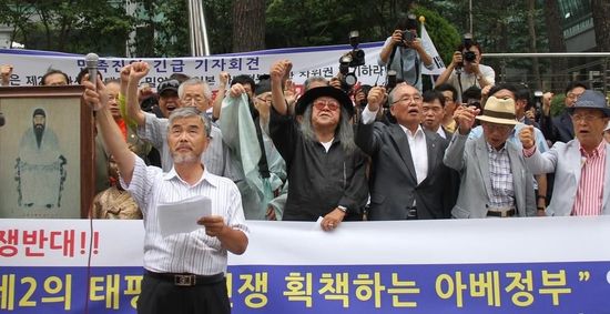 7月2日，在韓國首爾的日本駐韓國大使館前，民眾手持標語參加抗議活動。